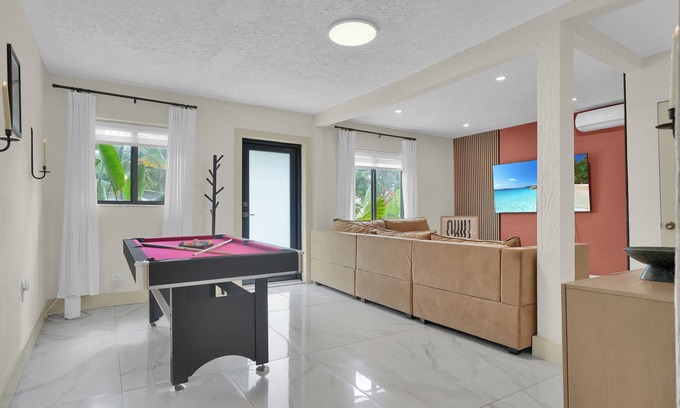 West Little River House | Enchanting 2-bedroom house with a Pool Table, Ping Pong, Patio, Gated Parking