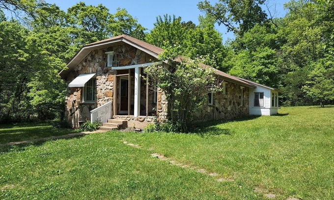 Van Buren House | Enchanting 3 bedroom home with large yard