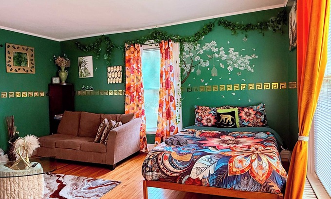 Hartford Apartment | Enchanting 3BR Near Downtown Hartford Cozy & Modern with Parking