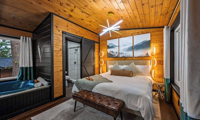 Sevierville Cabin | Enchanting Couples Escape! PrivateTheater + Hottub! Fire Pit! SEASONAL SPECIALS!