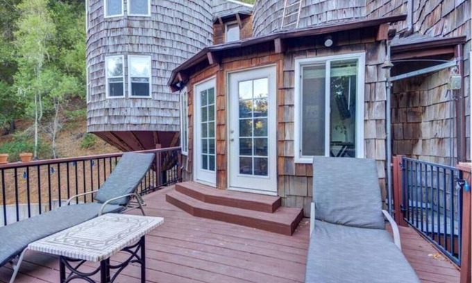 Atascadero Cabin | Enchanting three-bedroom treehouse