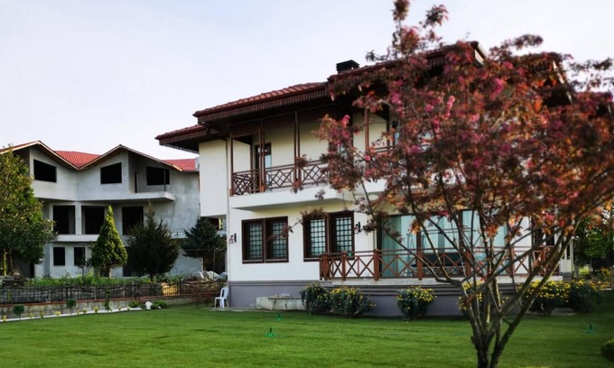 Ardesen Villa | Enchanting Villa near Firtina River with Backyard