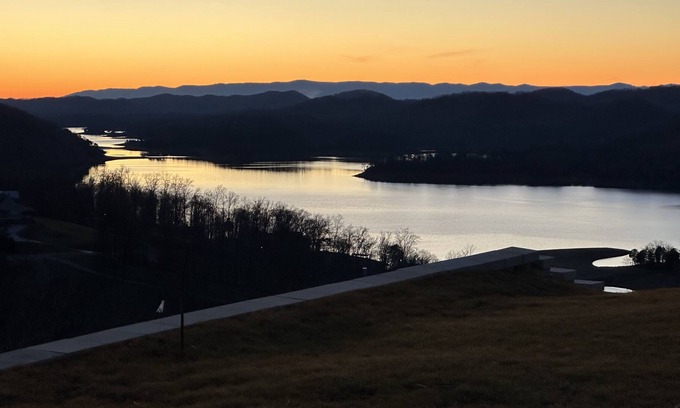 Maynardville House | Endless Norris Sunsets lakeview home with covered single boat slip Pet friendly!
