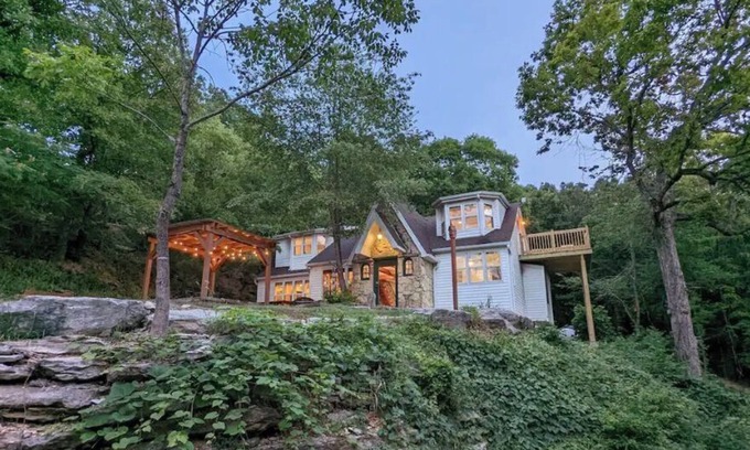 Lampe Cottage | English Cottage near Branson Attractions