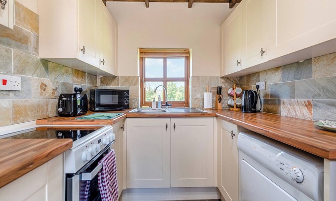 Kidwelly Cottage | Enjoy a Carmarthenshire countryside break at this peaceful farm stay.
