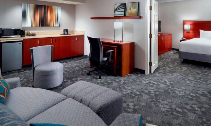 Home Park Hotel | Enjoy a Hassle-Free and Suiting Stay! Seasonal Outdoor Pool, Pets are Welcome!