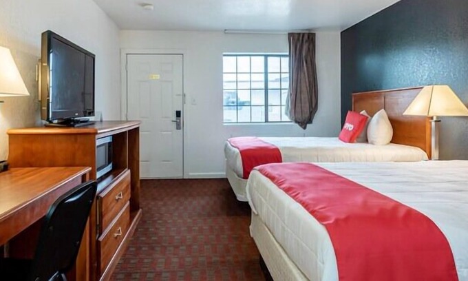 Pearsall House | Enjoy Comfort and Convenience on your Vacation! Pets Allowed, FREE Breakfast!