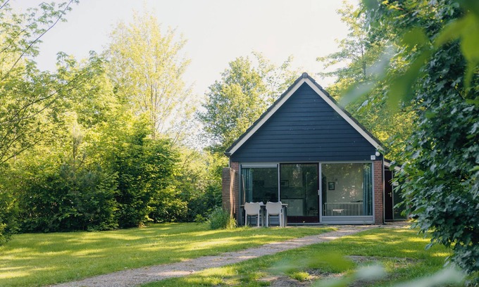 Nieuw Heeten House | Enjoy comfort and nature in the IJssel Comfort Plus bungalow for 4 persons at Vakantiepark de Sallandshoeve, with modern amenities and a peaceful setting.