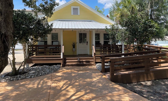 Crawfordville Cottage | Enjoy Crawfordville at the Courtyard’s Oyster Cottage