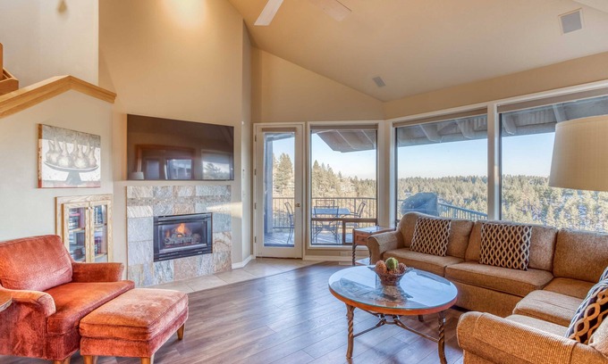 Century West Condo | Enjoy Deschutes River Views from Beautiful 2-Bedroom Mt. Bachelor Village Condo