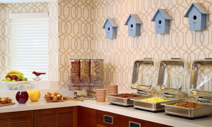 Monmouth Junction Hotel | Enjoy Free Breakfast and Outdoor Pool! Ideal Family Stay in Princeton!