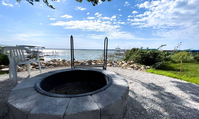 Stoughton House | Enjoy lakefront living on Lake Kegonsa! - Under New Mgmt in 2025!