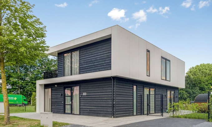 Zeewolde House | Enjoy luxury in the vacation villa Moon: 8-person villa with whirlpool, sauna and terrace by the water. Modern and spacious, ideal for a relaxing vacation!