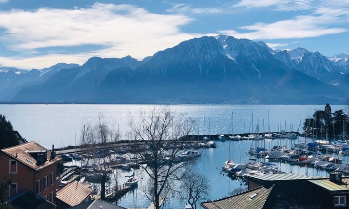 Montreux Apartment | Enjoy panoramic views close to all via lakeside walk or bus next door !