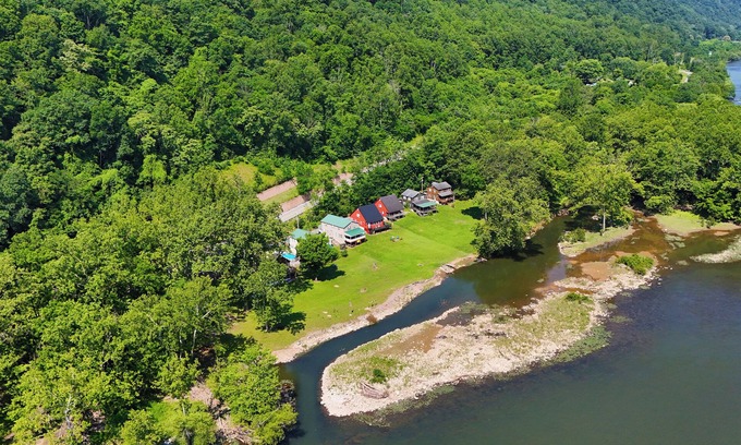 Bellepoint Cottage | Enjoy Relaxing at Riverfront Property 4 miles from Sandstone Falls!