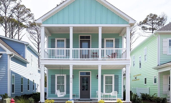 Morehead City House | Enjoy sea breezes from double-decker porch - walk to pool, private waterfront.