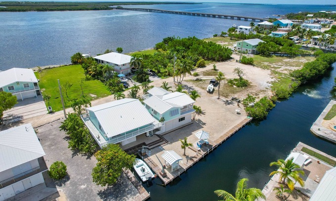 Big Pine Key House | Enjoy sunrises at this cozy canal front home !