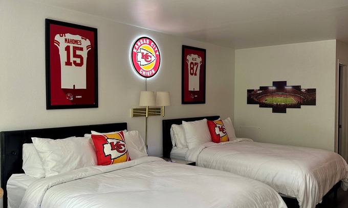 Eureka Springs Historic District Resort | Enjoy the Champion double-queen suite of the KC Room at GloryDayz!
