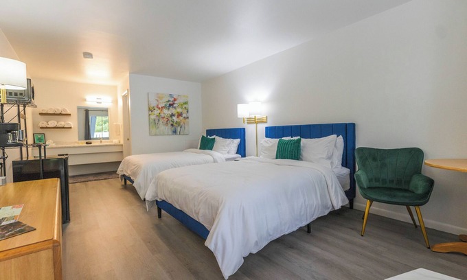 Eureka Springs Historic District Resort | Enjoy the charm of Suite Number 11 at GloryDayz!