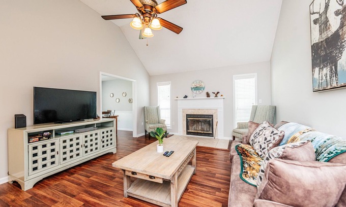 Warner Robins House | Enjoy the Creature Comforts House/King Bed/Pet Friendly