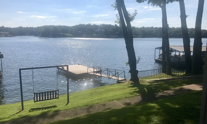Rockwell Condo | Enjoy this 2BR/2BA condo on Lake Hamilton’s main channel. Minutes from downtown!