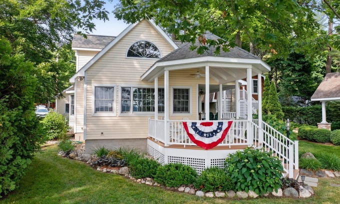 Walloon Lake Cottage | Enjoy Walloon Lake. Enjoy the Walkable Activities. Enjoy Your Vacation!