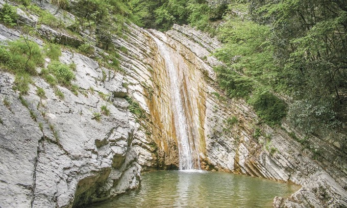 Vesio House | Enjoy your vacation and the view of Lake Garada in this tasteful family farmhouse.