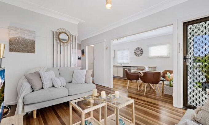 Scarborough Cottage | Enjoy your morning walk and swim just 400m to a beautiful Queens North beach