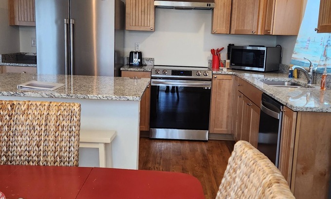 Moclips House | Enjoy your next vacation by the sea in this bright and inviting home.