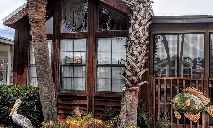 Upper Grand Lagoon Resort | Enjoy your vacation stay at Emerald Pointe Resort in our nostalgic bungalow!