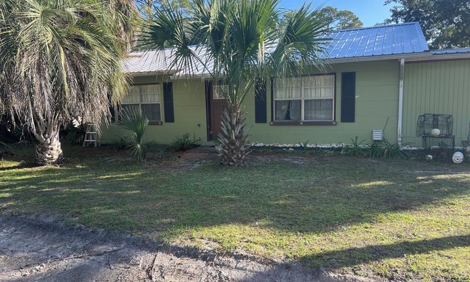 Indian Pass House | Enjoy your vacation in this cozy cottage in a quite seaside neighborhood