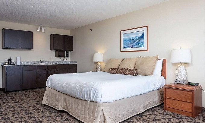 Newport Hotel | Ensuring a Very Comfortable & Memorable Stay! Pets Are Welcome, Free Parking!