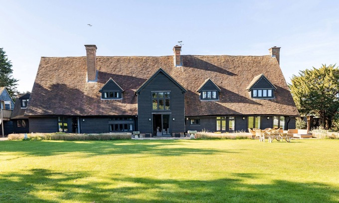 Bray on Thames House | Entertain, Celebrate, Relax in Period Luxury Barn - Perfect for family groups