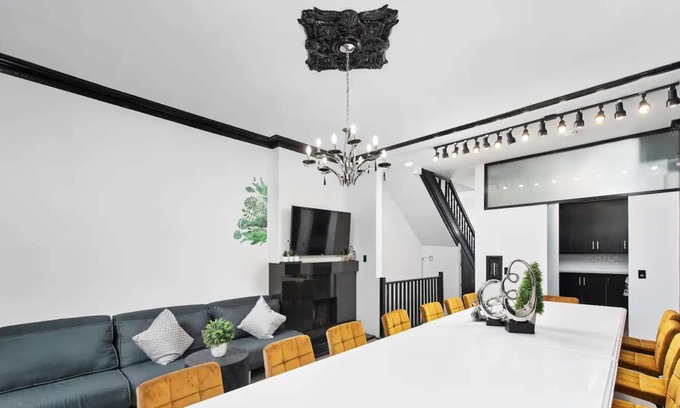 West Queen West Apartment | Entertainer's Dream/ Downtown monyxbnb.com