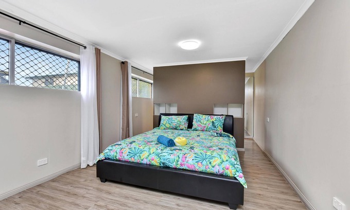 Cessnock House | Entertainer with Pool in Hunter Valley & Wineries - FREE WiFi - Swimming Pool - Wineries - Concerts - HV Gardens & Zoo
