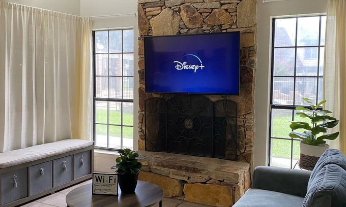 Bonanza Condo | Entire 2 bed 3 bath condo in Central Laredo