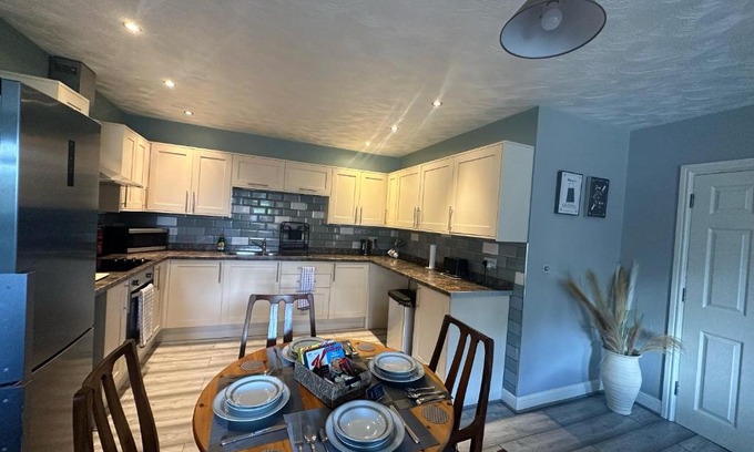 Oldbury Apartment | Entire 2 bedroom house.