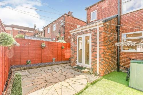 Leeds Apartment | Entire 2 Bedroom House in Leeds City Centre - Free Parking & Free WiFi
