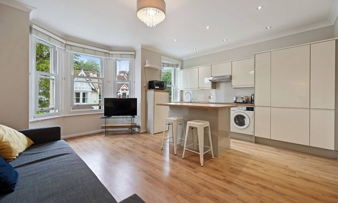 Ealing Apartment | Entire 2Bed-Quiet location & close proximity to Elizabeth line to Central London