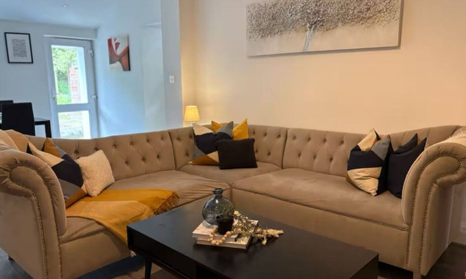 St Helens House | Entire 2BR/3Bed House by Carr Mill Dam - Free Parking, Near Liverpool, Sleeps 6