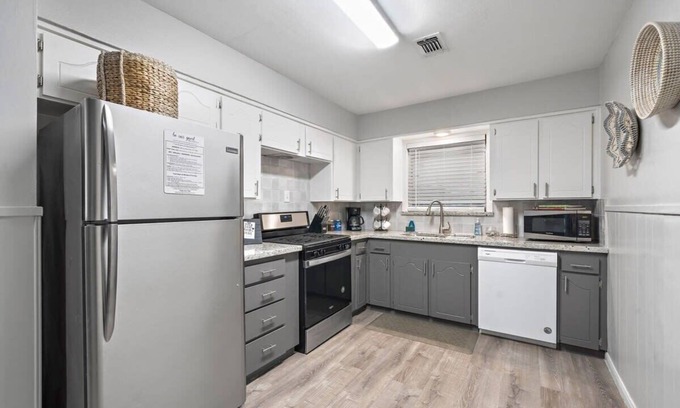 Deer Park House | Entire 3 bedroom 1 and half bath home in Deer Park high speed wifi