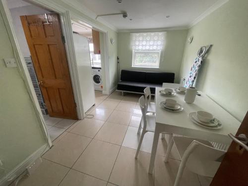 Finsbury Park House | Entire 3 BR Home - Minutes to Emirates Stadium!