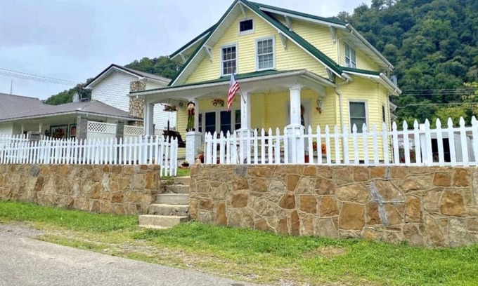 Gilbert House | Entire 4BR Home in Town of Gilbert Hatfield McCoy Trails