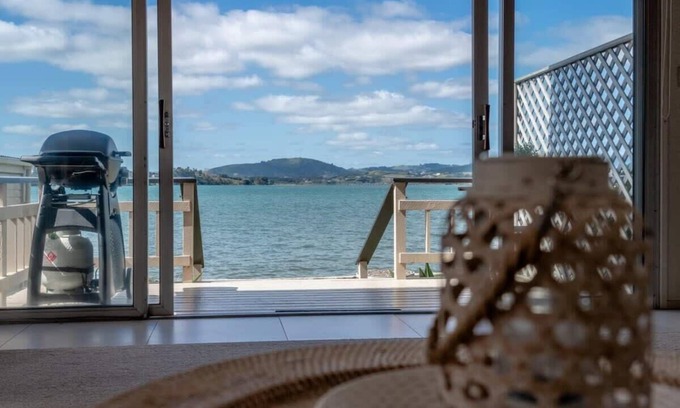 Tauranga House | Entire Beachfront Complex: Your Private Paradise for Large Groups