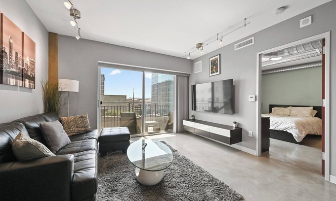 Financial District Condo | Entire Condo in the Heart of Downtown Austin 1bd/1ba chef's kitchen