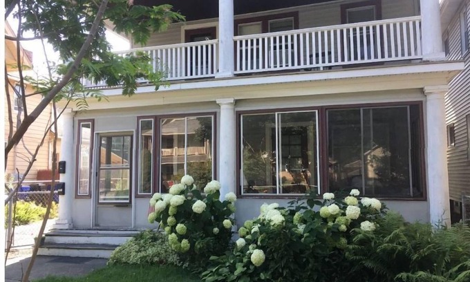 Detroit - Shoreway House | Entire Cozy Apartment in Ohio City. Near Downtown.