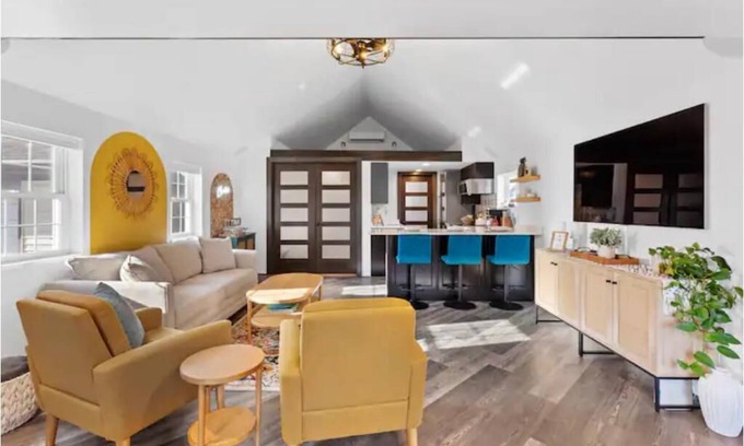 West Allis House | Entire Cozy Cottage! Pet Friendly, No Cleaning Fee