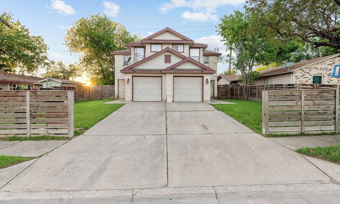 Franklin Park House | Entire Duplex - 10 Min From Downtown - Sleeps 20