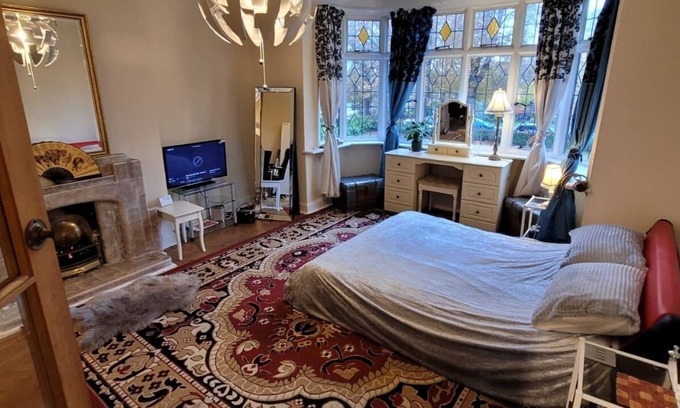 Twickenham Riverside Apartment | Entire flat/quiet/near Heathrow Airport/3mins walk to Thames/Victorian/fireplace