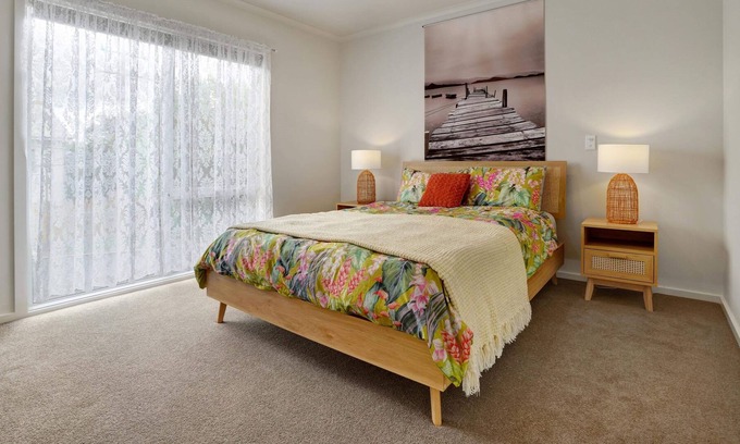 Portland Cottage | Entire Guest House With Private Entrance Onsite Parking, Queen bed and Ensuite